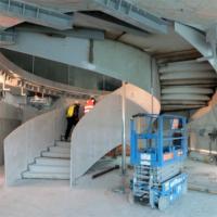 Maßge schneiderte gebogene Treppe mit Metallplatte Leitplanke Holz stufen Zeitgenössische Innen funktion für luxuriöse Wohnprojekte