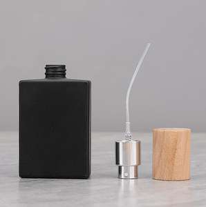 Flacon de parfum vide en verre mat noir de 30 ml et 50 ml, flacon pulvérisateur carré plat noir avec bouchon en bois de hêtre et pulvérisateur à vis argenté - Product Image 3