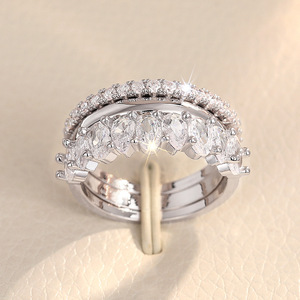 Set di Tre Anelli con Design Geometrico per Donne, Gioielli per Matrimoni e Feste - Product Image 4