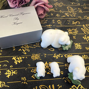 Orso di giada bianco di cristallo della famiglia dell'orso di marmo bianco fatto a mano all'ingrosso - Product Image 2