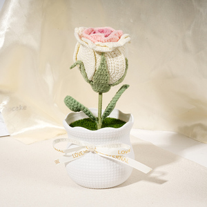 Maceta de rosas de ganchillo hecha a mano, bonita decoración floral de punto con <span class=keywords><strong>detalles</strong></span> delicados para la decoración del hogar y regalo de San Valentín - Product Image 6