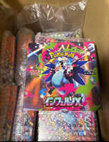 Un présentoir robuste offre une protection fiable pour votre boîte de boosters Pokemoned M2 InfernoX contre la poussière et les rayures accidentelles
