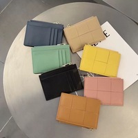 Dompet kulit kustom tempat kartu saku pola silang berlapis tas kartu kecil eksklusif