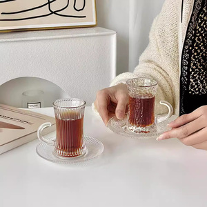 Set Tazza e Piattino da Caffè <span class=keywords><strong>Turco</strong></span> in Vetro Rosso con Manico, Design Moderno e Semplice, Raffinato per Tè del Pomeriggio - Product Image 1