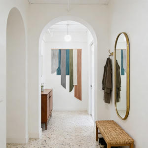 Décoration murale en macramé tissé avec franges ombrées pour hall de complexe hôtelier tropical, pour intérieurs côtiers modernes et luxueux - Product Image 6