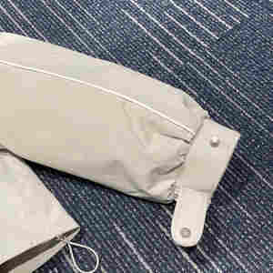 Chaqueta de Plumón con Capucha Desmontable Gris con Logotipo Personalizado, Chaqueta Abrigada de Invierno para Hombre - Product Image 5