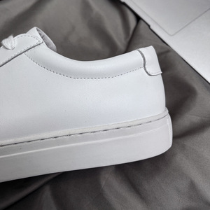 Zapatos de hombre de cuero genuino, estilo deportivo, color blanco, con suela plana, modernos y versátiles, para caminar. - Product Image 3