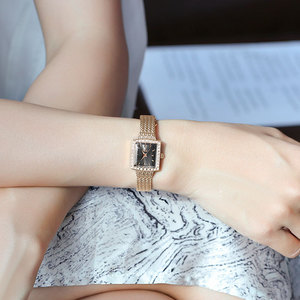 Reloj de pulsera de cuarzo elegante para mujer, con esfera dorada cuadrada, bisel de cristal y correa de malla con diseño de rayos de sol - Product Image 6