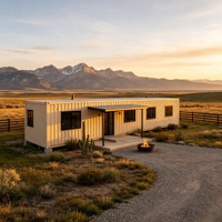Maison préfabriquée moderne à un étage en conteneur maritime, beige, maison modulaire, hôtel, maison d'hôtes pour vacances en plein air dans le désert