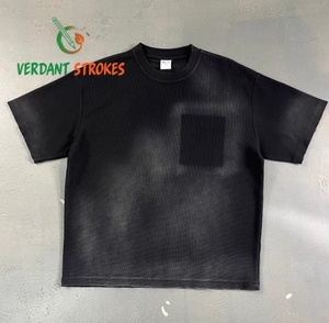 Verdant Strokes. Camisetas con estampados abstractos, diseños artísticos y no representacionales para la creatividad, ideales para galerías. - Product Image 3