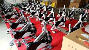 Bicicleta estática magnética profesional Body Strong para gimnasio con pantalla, ideal para uso en interiores y fitness. - Product Image 2