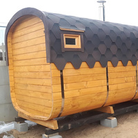 Chalet de ski moderne de luxe en bois massif avec sauna, séchoir à chaussures, grande fenêtre et vue sur la montagne