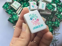 Set Mahjong Akrilik Mewah dengan Ukiran Khusus, Ubin Kristal Hijau, Desain Empat Lapis Modern, Gaya Kasino Amerika untuk Permainan