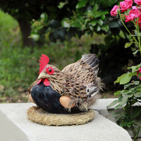Handgefertigte realistische schlupfende Henne mit künstlichen Echten Federn, detailliertes Design, Osterdeko, Bauernhof-Vogelszene, Requisite für Eierstand.