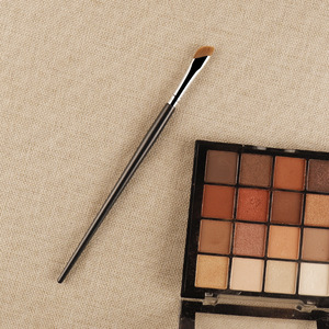 Pincel delineador de ojos en forma de hoz Cangzhou, fibra sintética, mango de madera de 1 cm, pincel para detalles de ojos y maquillaje debajo de los ojos - Product Image 2