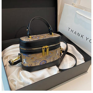 Nouveau luxe PU femmes sac à main dernière mode petit carré seau Messenger pochettes pour femmes Sac - Product Image 2