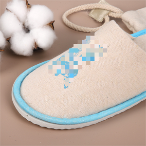 Chaussons d'hôtel et de compagnie aérienne en PVC confortables et avancés, de couleur personnalisée, avec motifs, bordure bleue, blanc, de premier plan mondial - Product Image 4