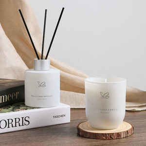 Ensemble diffuseur de parfum et bougie parfumée Platinum sous marque privée, boîte noire, bois et verre, forme irrégulière, parfum frais, désodorisant - Product Image 3