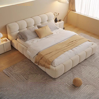 Lit double de 1,8 mètre en pâte feuilletée style crème, chambre principale et grand lit