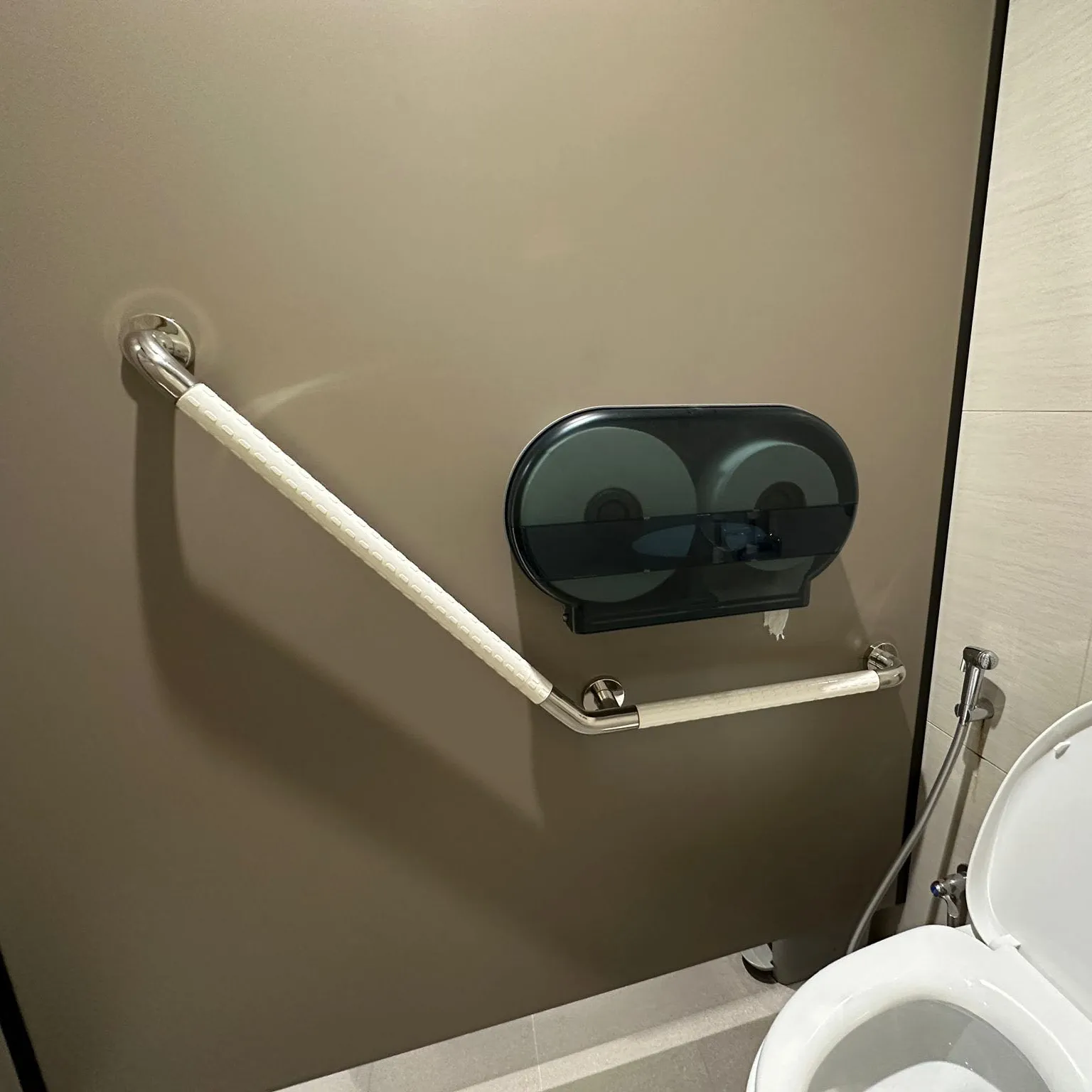 Bathroom 135 degree Grab Rail Toilet Handle V Shape SS Elbow Wall Mounted Toilet Grab Bar