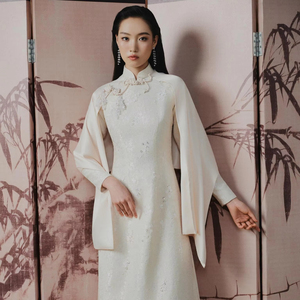 Elegante Traje Tradicional Vietnamita Ao Dai de Primera Calidad, Listo para Enviar - Product Image 1