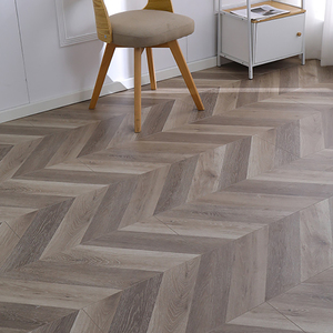 Suelo <span class=keywords><strong>Laminado</strong></span> OEM de Madera con Diseño de Espina de Pescado de 12 mm, Patrón Chevron, Textura EIR, Impermeable, para Villas <span class=keywords><strong>y</strong></span> Apartamentos de Lujo - Product Image 5
