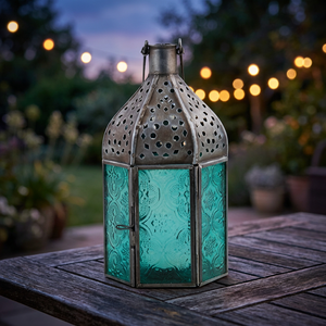 Lanterne hexagonale en métal avec panneaux en verre gaufré turquoise, finition argent antique, crochet supérieur pour la décoration intérieure - Product Image 1