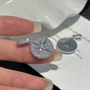 Colgante de Plata de Ley S925 con Microincrustaciones de Circonita, Estilo Vintage Simple y Moderno, Estrella de Seis Puntas con Diseño de Nicho - Product Image 1