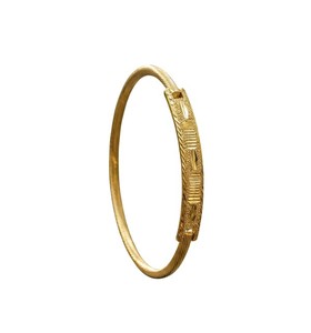 DIVYORO Bracelet de luxe pour femme en or plaqué or avec texture à lignes parallèles, bijou de créateur, mode contemporaine - Product Image 1