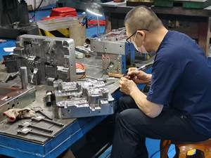 Supporto Universale per Telefono e Tablet da Poggiatesta Auto, Regolabile per Sistema di Intrattenimento Sedile Posteriore, Compatibile con Tutti i Dispositivi - Product Image 3