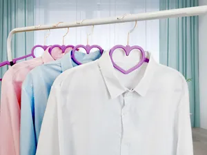 Fabricação Non-Slip dobrável Amor design roupas gancho plástico cabides para panos garoto