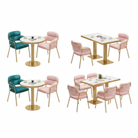 Ensemble de mobilier de restaurant moderne avec banquette en velours rose de luxe et base dorée, pour café, boulangerie et restaurant, comprenant chaises et tables.