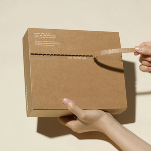 Boîte d'expédition pliable en <span class=keywords><strong>carton</strong></span> ondulé personnalisée et recyclable avec fermeture <span class=keywords><strong>auto</strong></span>-adhésive et bandes de déchirement, idéale pour les cadeaux - Product Image 1