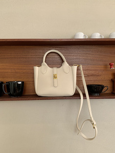 La Nuova Borsa a Tracolla 2025 per Donne È un Accessorio di Nicchia e di Alta Gamma. È un accessorio primaverile versatile. - Product Image 6