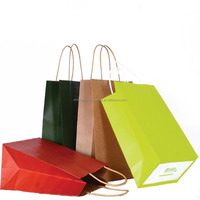 Sac en papier cartonné recyclé personnalisé à faible MOQ avec poignées, sac cadeau pour le shopping, impression de votre propre logo en couleur
