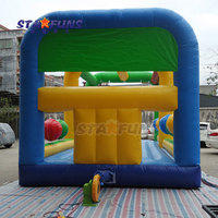 Grand jeu de sport d'interaction parcours d'obstacles gonflable pour adultes jeux de défi de balle d'oscillation gonflable parc d'attractions gonflable