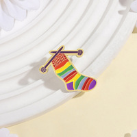 Broche en forme de chaussette arc-en-ciel, badge en métal personnalisé, épingle à revers pour vêtements