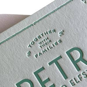 Conception typographique d'invitation de mariage en feuille d'or découpée à l'emporte-pièce avec enveloppes typographiques - Product Image 6