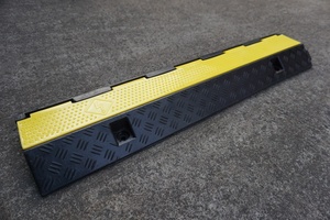 Bán buôn tùy chỉnh nhiệm vụ nặng nề 1 kênh cao su đoạn đường nối sự kiện Dây Cầu Hose Bìa Road bảo vệ cáp - Product Image 5