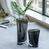 Bixuan asymétrique gris fumé soufflé à la main Vase en verre décor à la maison moderne Base épaisse pour les arrangements floraux mariage minimaliste