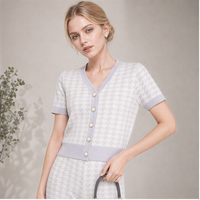 Ensemble chic en tricot gris pied-de-poule 2 pièces pour femme, haut à manches courtes et col en V et pantalon large pour une garde-robe sophistiquée