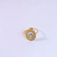 Bague signet North Star plaquée or avec médaillon étoile céleste, incrustations de coquillages et pierres naturelles, pour femme