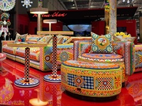 Meja Samping Sofa Bernuansa Artistik Retro dengan Elemen Tradisional, Desain Pola Geometris Klasik Bergaya Nasional untuk Ruang Tamu