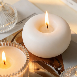 Vela Aromática Artesanal de Cera de Soya Estilo Donut Blanco, Sin Humo, Perfumada, para el Día de San Valentín - Product Image 1