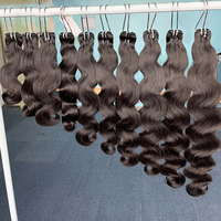 Prix de gros usine, Lot de cheveux indiens bruts, Extensions de cheveux 100% naturels, Cheveux vierges indiens à ondulation naturelle pour revendeurs
