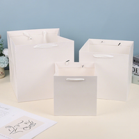 Sacs cadeaux carrés biodégradables en papier kraft de plusieurs tailles avec impression offset pour l'emballage de bougies artisanales, gâteaux, pâtisseries et poupées