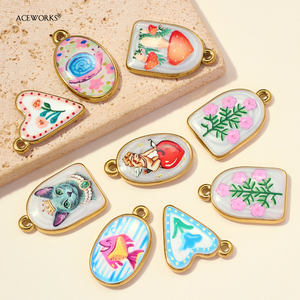 จี้ห้อยรูปผลไม้และดอกไม้เคลือบสีด้วยมือ ทำจากสแตนเลสสตีลชุบทอง 18K PVD สำหรับเด็ก ยี่ห้อ For Gentle Moments - Product Image 2