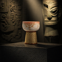 Mug à café en céramique moderne avec base en bambou tissé à la main, motifs en relief élégants, emballage écologique réutilisable en carton