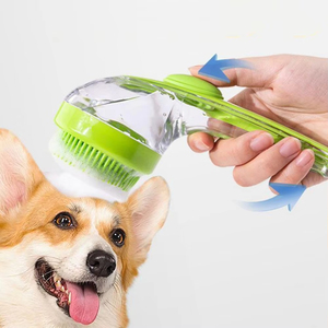 Brosse de bain ergonomique en silicone souple pour animaux de compagnie avec trou de suspension et peigne anti-poils pour la toilettage et le nettoyage des chiens - Vente en gros - Product Image 1