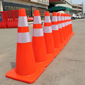 Cône de signalisation routière en PVC de 28 pouces, cône de sécurité en plastique hautement réfléchissant de 700 mm pour utilisation sur les routes et les rues - Product Image 3